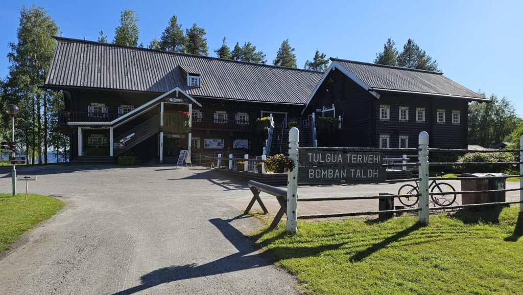 Bomban Karjalaiskylän päärakennus