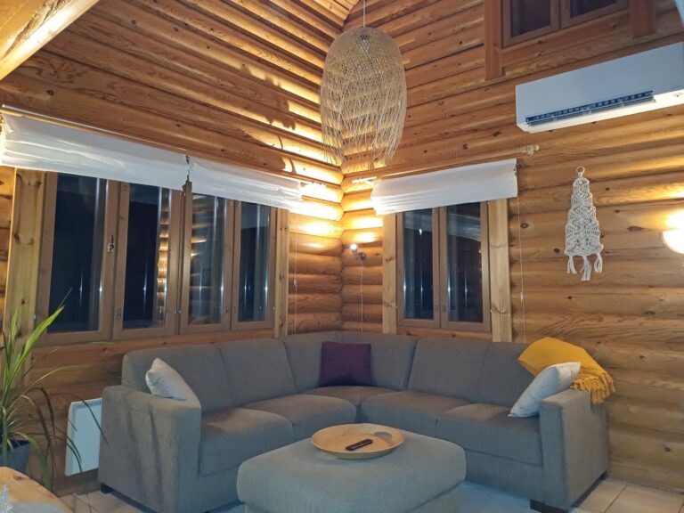 Purnuttaren olohuone alakerrassa.